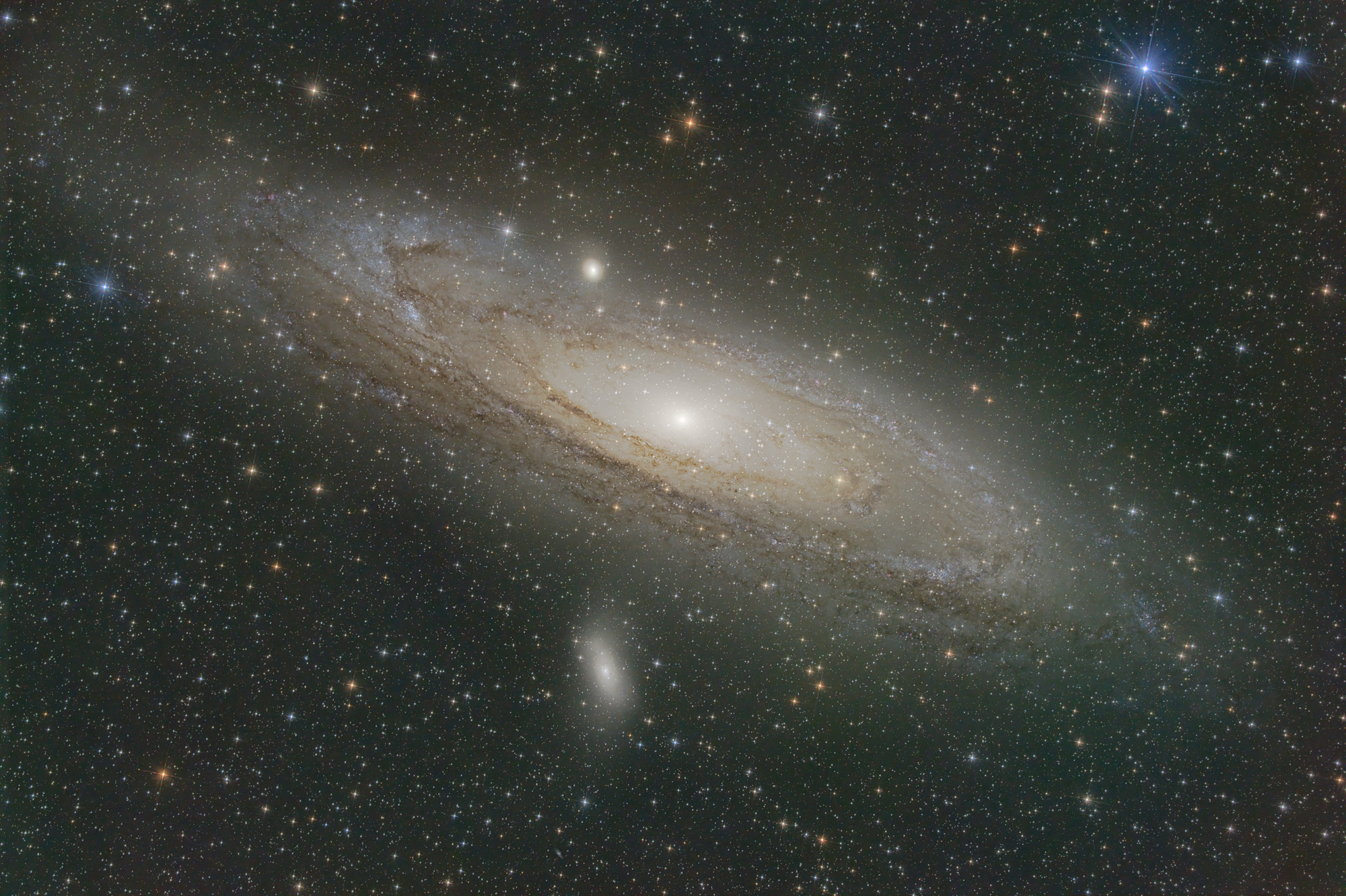 Die Andromeda Galaxie, Messier 31 ist die unserer Milchstraße nächstgelegene Spiralgalaxie, rund 2,5 Millionen Lichtjahre entfernt. Sie befindet sich im namensgebenden Sternbild Andromeda und ist das entfernteste Objekt, das unter guten Bedingungen ohne technische Hilfsmittel mit bloßem Auge beobachtet werden kann. Die kleine Galaxie links unterhalb Andromeda ist Messier 110.